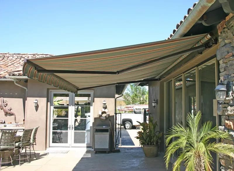 Motorised vs. Manual Retractable Awnings: A Singapore Buyer's Guide
